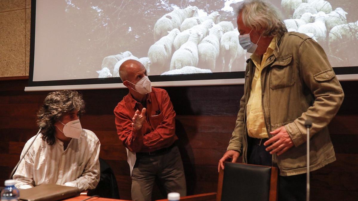 Desde la izquierda, Teo Nieto, José Manuel Navia y Julio Llamazares, ayer en el Museo Etnográfico