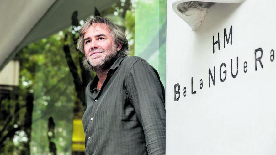 Antonio Horrach, al costat de la façana de l’hotel HM Balanguera, el disseny i
l’interiorisme del qual van servir d’inspiració a tota la xarxa de la cadena hotelera | TOLO RAMÓN