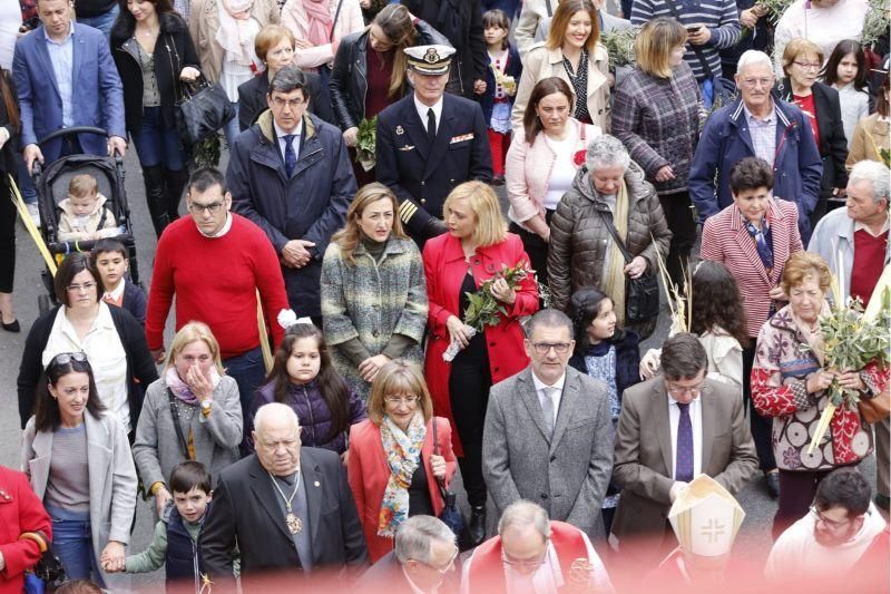 "La Borriquita" congrega a niños, abuelos y padres en Vigo. // R. Grobas | E. Villanueva