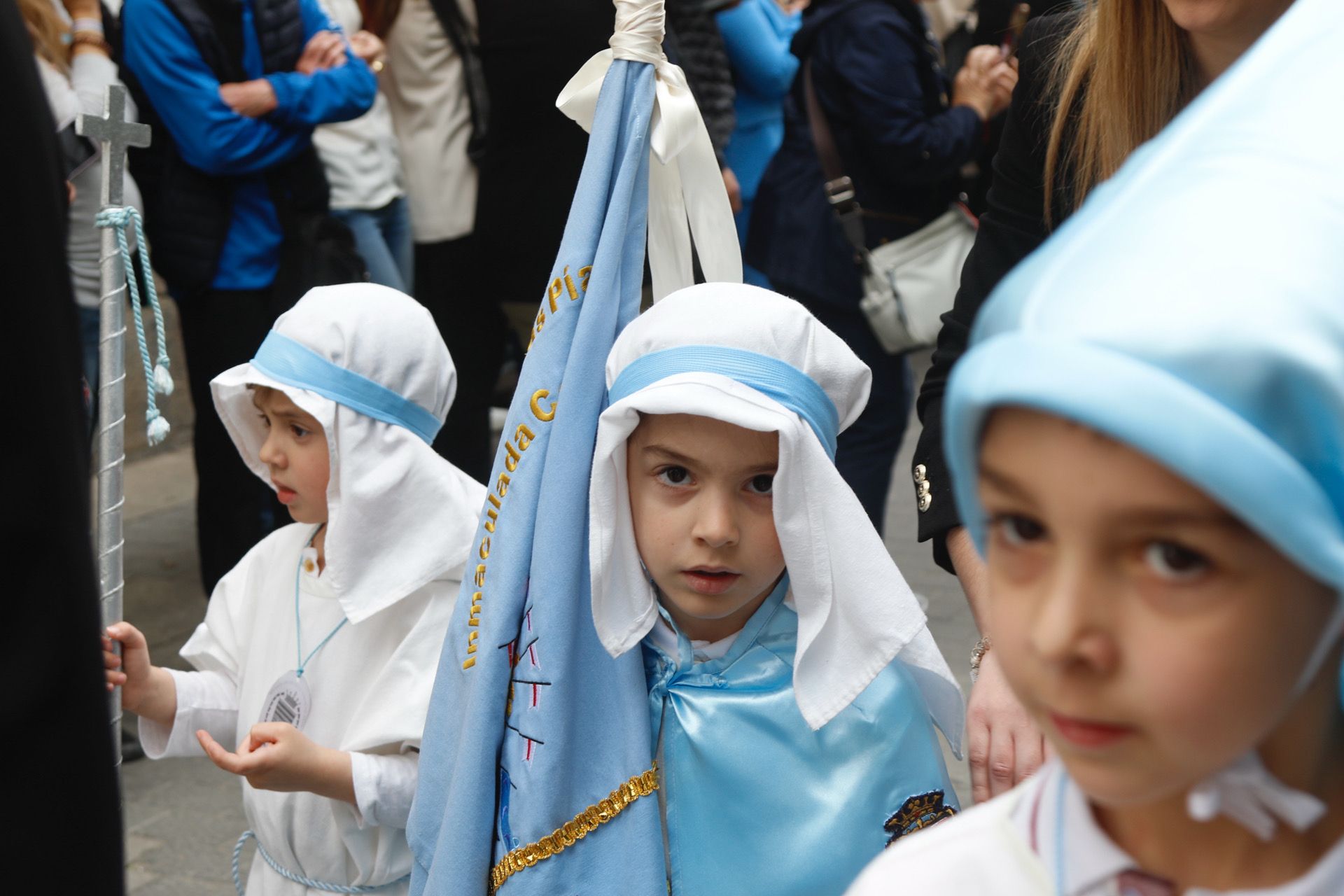 Pequeños del colegio de la Inmaculada durante su procesión