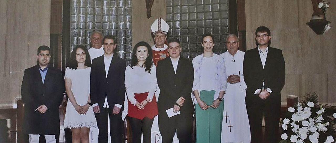 Fernández, en el centro, con un grupo de jóvenes de confirmación en Nuevo Gijón.