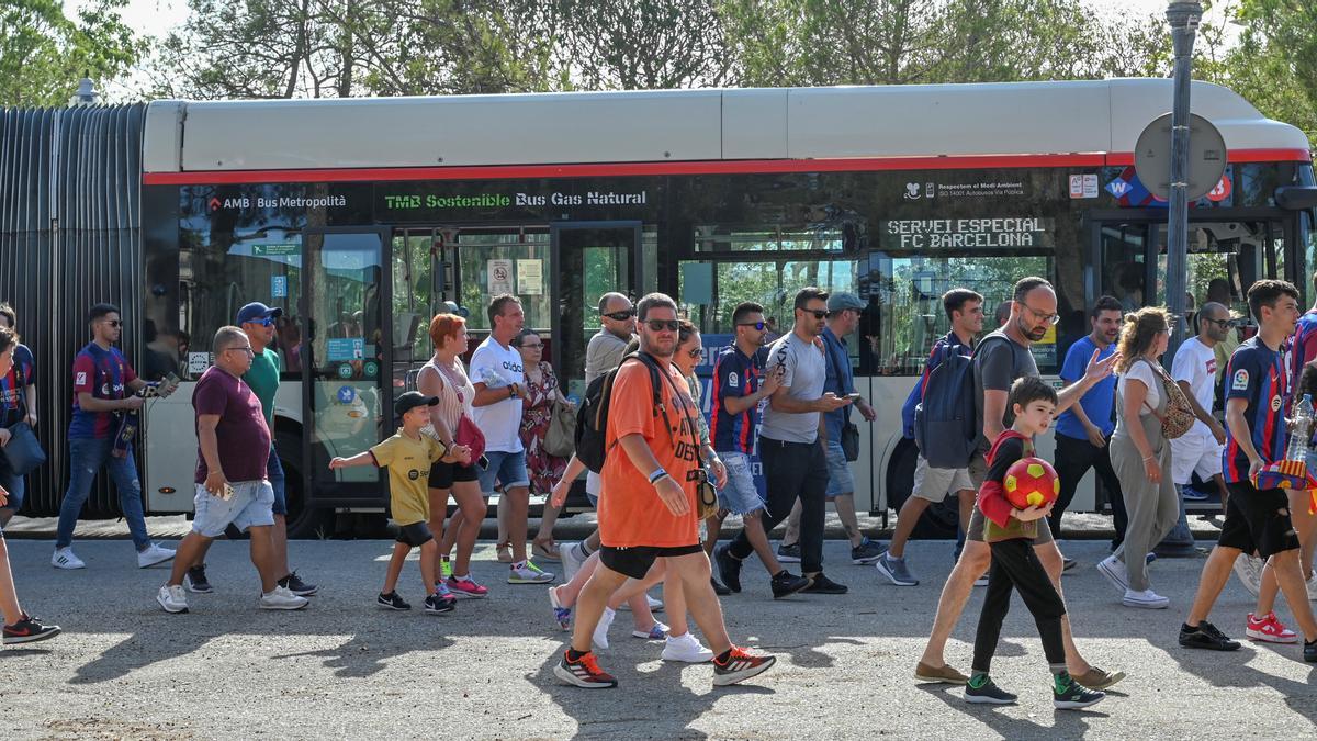 Un bus lanzadera camino del estadio antes del partido.