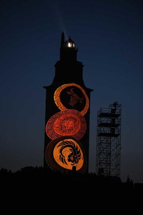 La Torre de Hércules culmina la celebración de su primera década como patrimonio de la humanidad con un espectáculo de luz y sonido proyectado sobre la fachada del monumento.