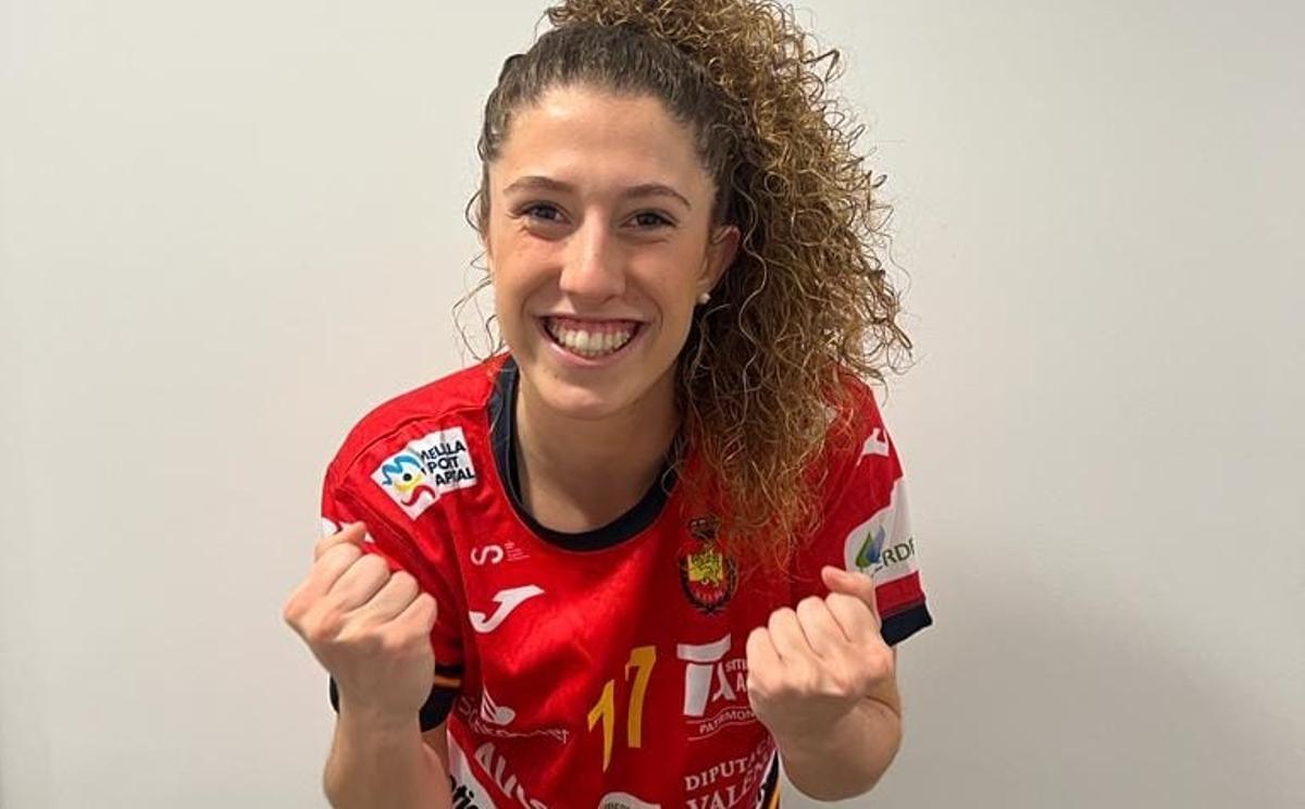 Claudia Juan con la camiseta de las Guerreras.