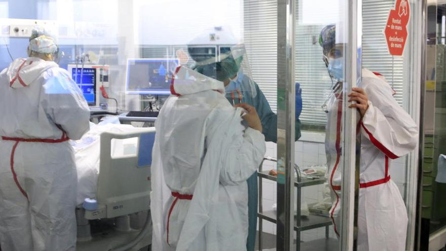Professionals sanitàries de l&#039;Hospital del Mar atenent un pacient ingressat a l&#039;UCI amb covid-19, en la tercera onada de la pandèmia del coronavirus