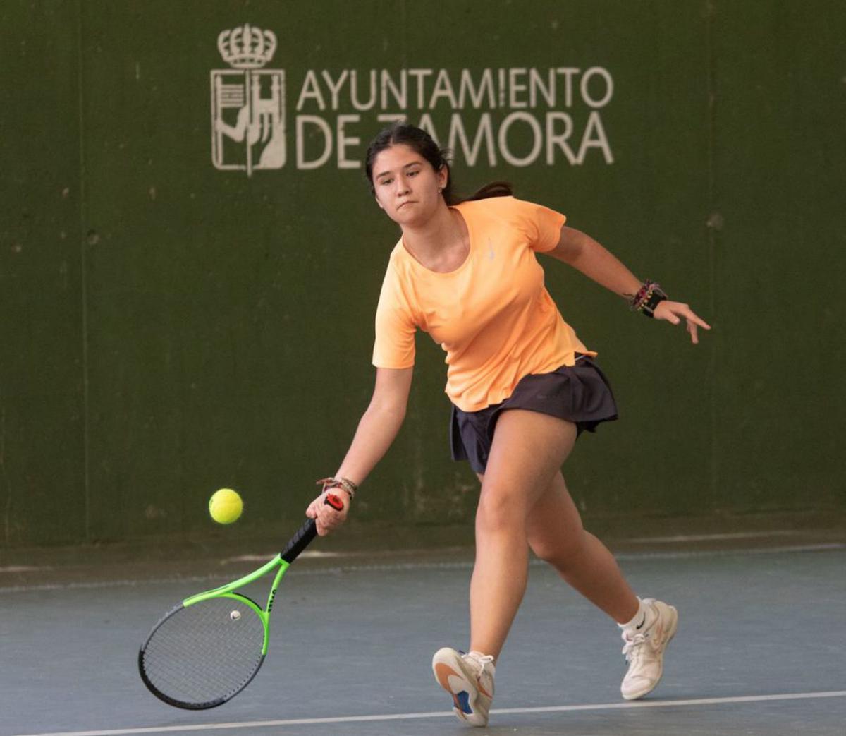 Una tenista trata de salvar la dejada de una rival. | Ana Burrieza
