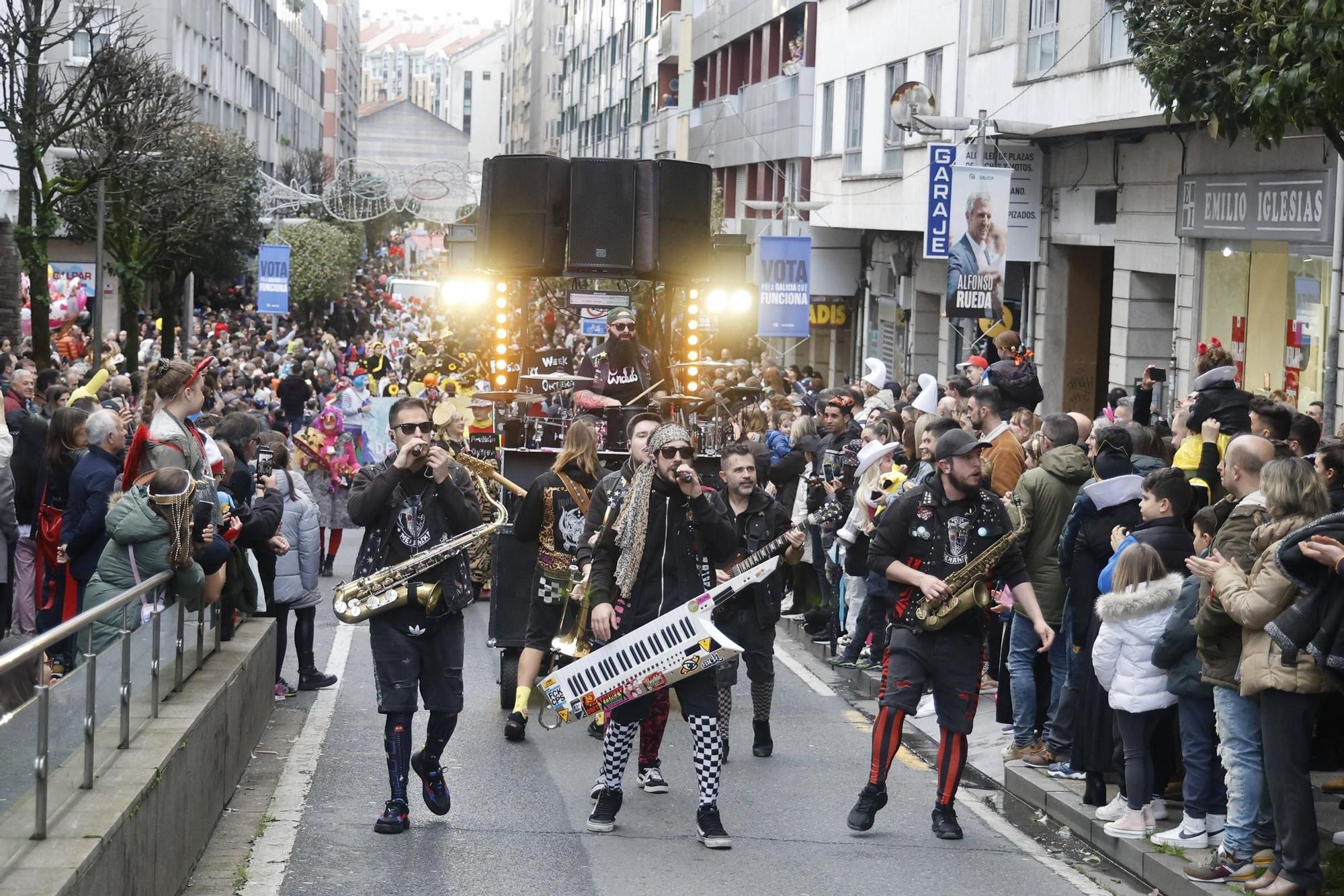 Santiago disfruta del tradicional desfile de martes de Entroido