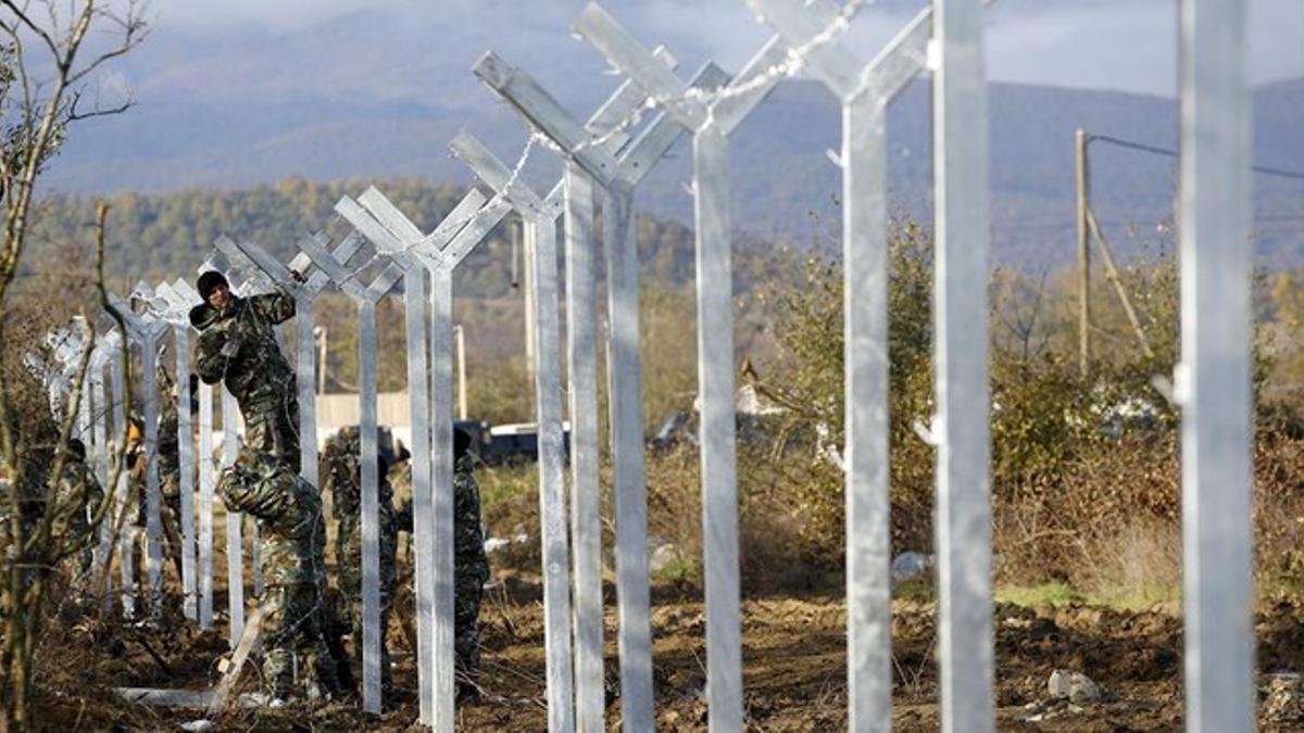 Soldados macedonios instalan una valla metálica en la frontera greco-macedonia cerca de la aldea griega de Idomeni.