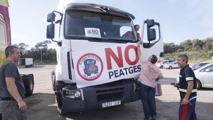 Atascos de ocho kilómetros en la A-7 por la huelga de transportistas