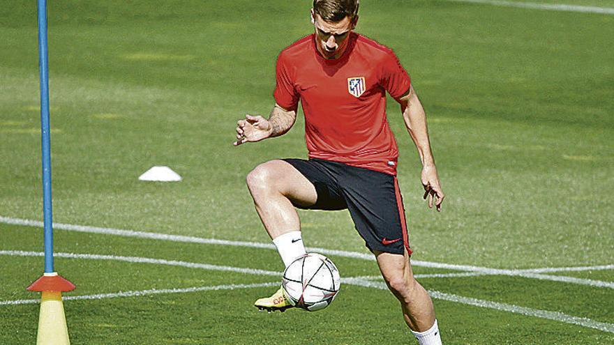 Griezmann toca la pelota en el entrenamiento.