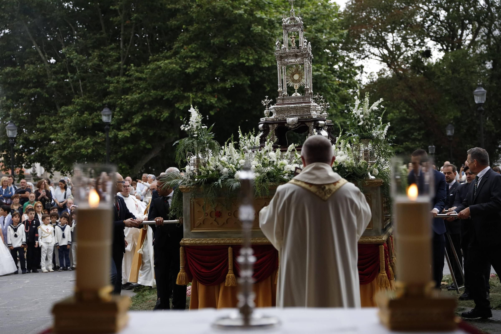 Pétalos, incienso, niños... así fue la procesión del Corpus Christi en Gijón (en imágenes)