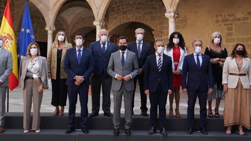 Foto de los consejeros de la Junta previa al Consejo de Gobierno celebrado en Úbeda.