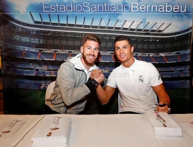 Cristiano Ronaldo y Sergio Ramos firman autógrafos en el Hotel Santa Catalina.