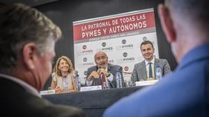 Los ministros, Raquel Sánchez (izquierda) y Héctor Gómez (derecha), junto al presidente de Conpymes, José María Torres (centro), durante la asamblea general de la patronal.