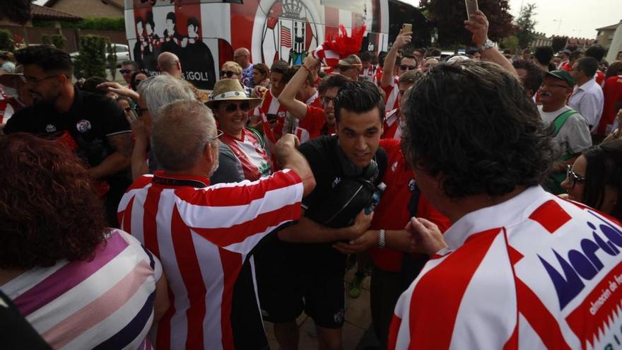 Recibimiento de la afición al autobús del Zamora CF