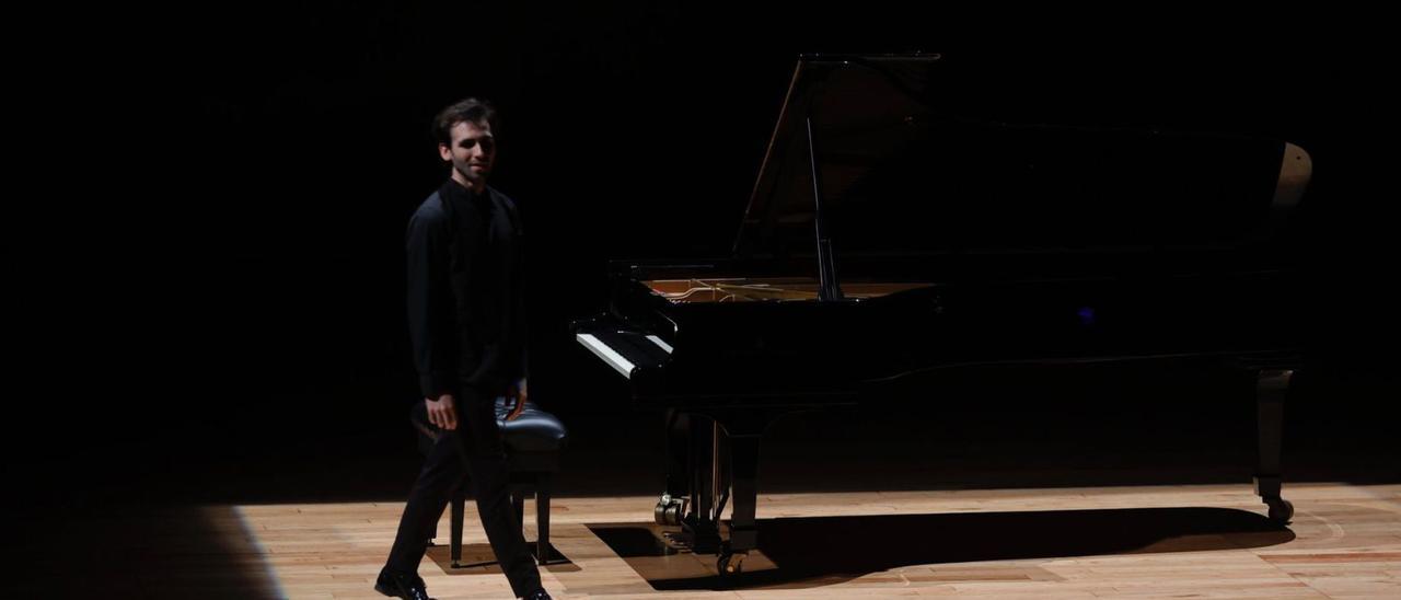 Alexandre Kantorow, ayer, antes de sentarse al piano en el Auditorio. | Miki López