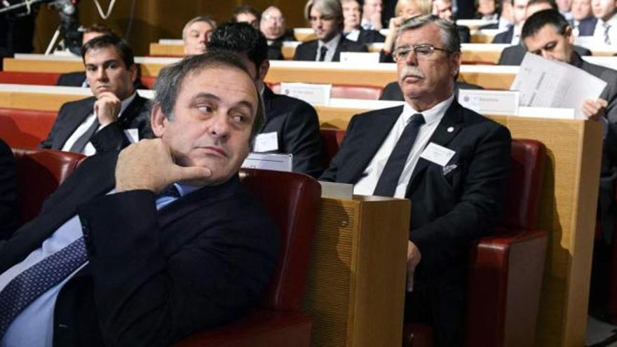 Martín Aguilar, sentado detrás del presidente de la UEFA, Michel Platini, durante el sorteo de los octavos de final de la Liga de Campeones