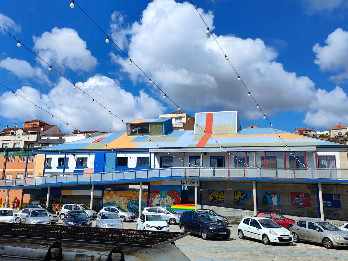 El edificio multicolor que alberga la palza de abastos.