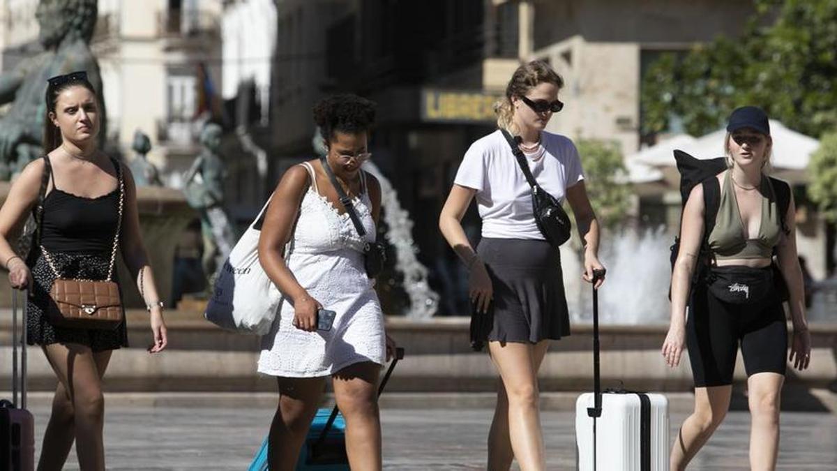 Turistas en la plaza de la Virgen de València