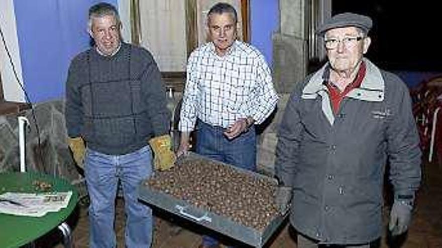 Vecinos de Bernueces, con parte de las castañas preparadas para la celebración.