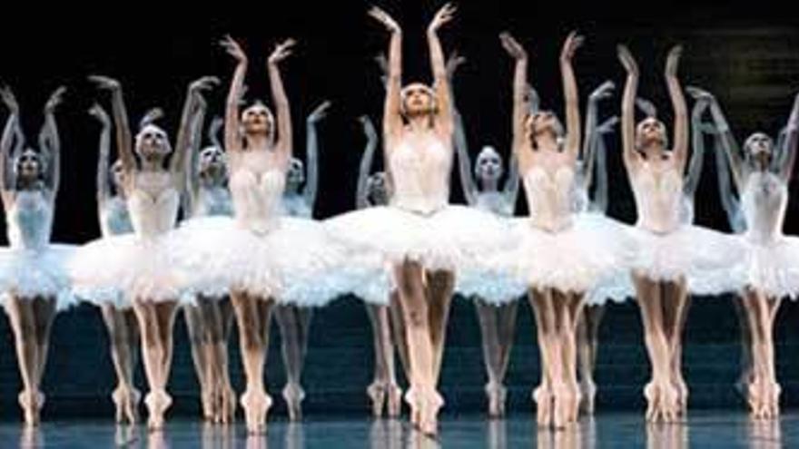 El Ballet Nacional de Cuba, interpretando &quot;El lago de los cisnes&quot;.