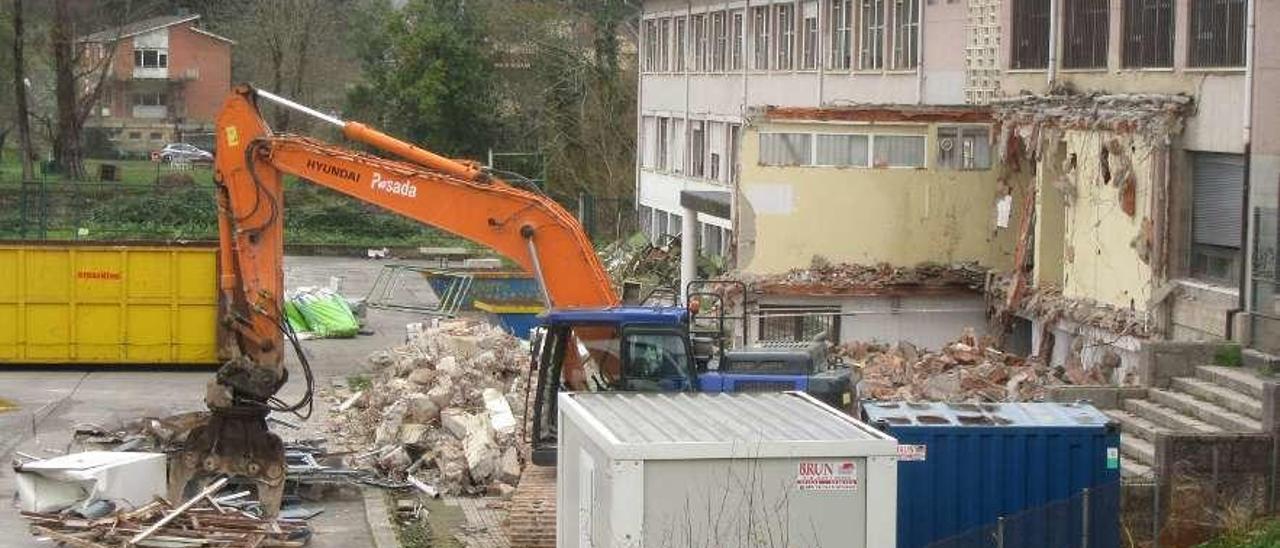 Una pala trabajando en el derribo del antiguo instituto.