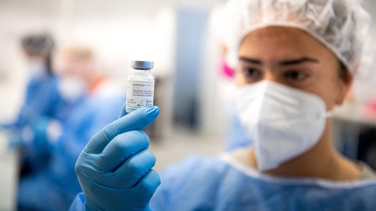 Una enfermera sostiene un frasco de la vacuna de Moderna contra la COVID-19 en un centro de vacunación en Bremen (Alemania), a 13 de septiembre de 2022.