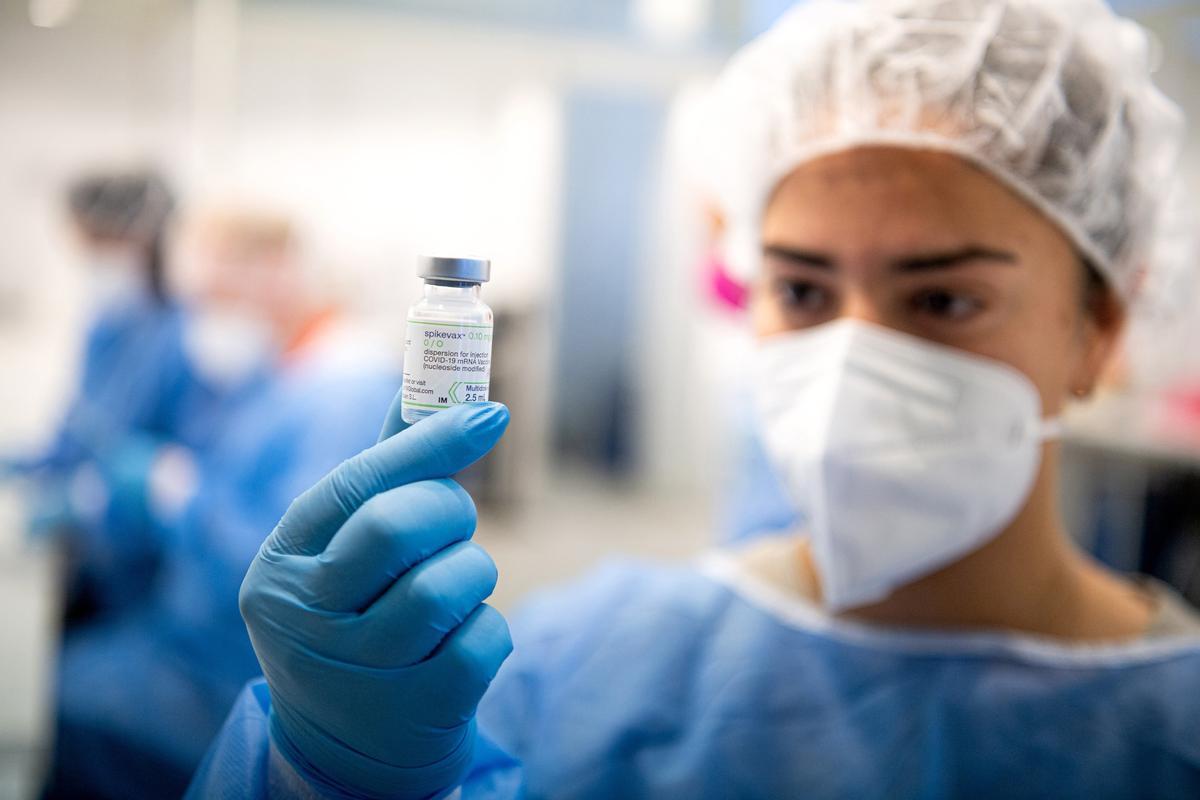Una enfermera sostiene un frasco de la vacuna de Moderna
