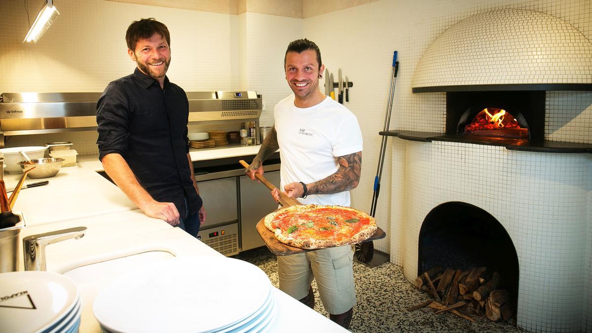 BARCELONA 7/06/2021 Foto restaurante NAP MOLINO grande ON
Foto 1: Antonello Belardo y Alessandro Signore ante horno encendido
Fot 2: pizza margarita
Foto 3: pizza cosacca
Foto 4: fachada
PERSONAJE: Antonello Belardo y Alessandro Signore

Fotografia de JOAN CORTADELLAS