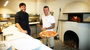 Antonello Belardo y Alessandro Signore, con una pizza recién sacada del horno.