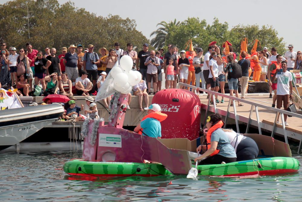 Regata de barcos locos en La Marina de València