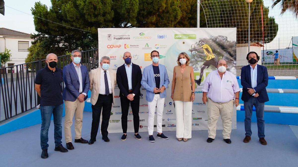 Autoridades asistentes a la presentación del Open Ciudad de Pozoblanco de tenis.
