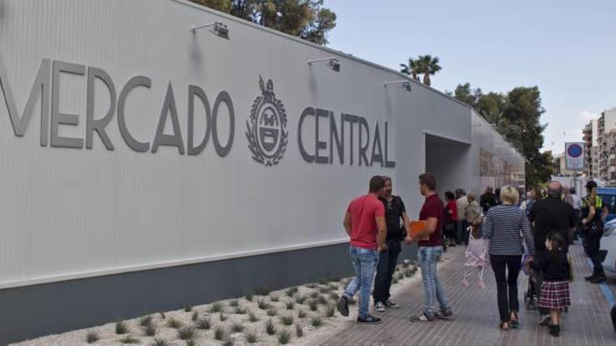 La fachada del mercado provisional donde se encuentran ahora los puestos.