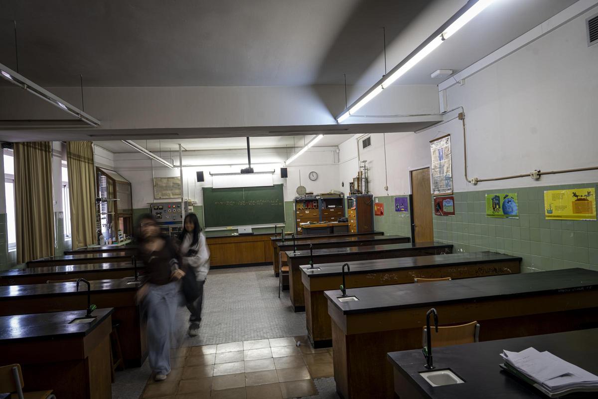 El Institut Sants, entre lo retro y lo ruinoso: crónica visual de un centro que envejece sin cuidados