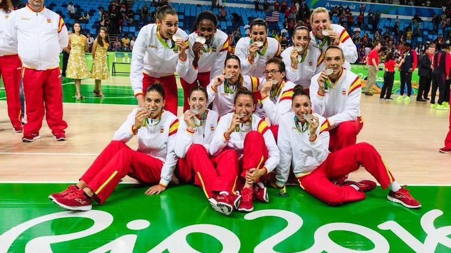 Alba Torres, de pie primera por la izquierda, ´muerde´ la medalla de plata junto a sus compañeras.