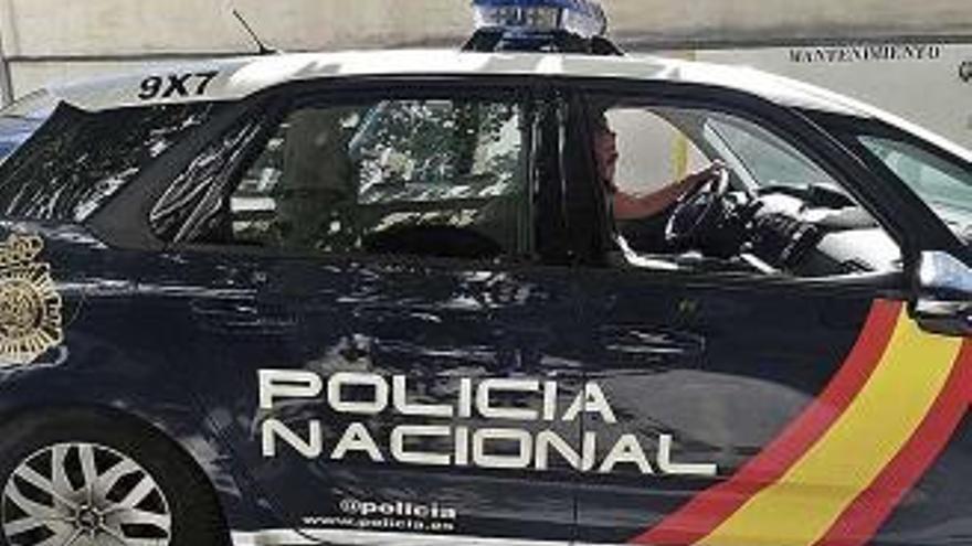 Coche policial en el que se trasladó al sospechoso.