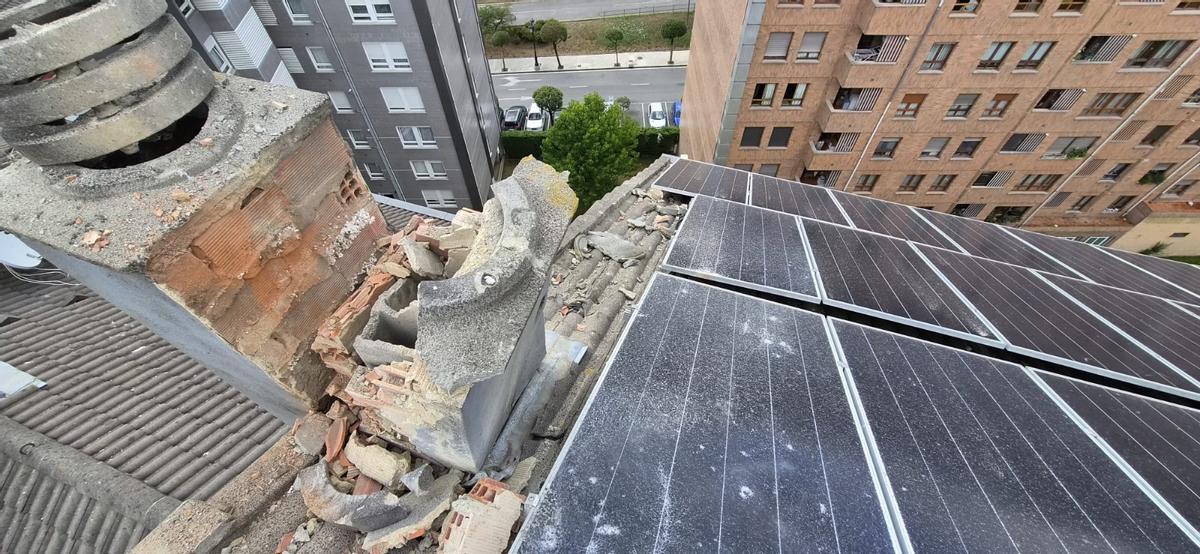 Así quedó la chimenea y el tejado del edificio tras el impacto del rayo.