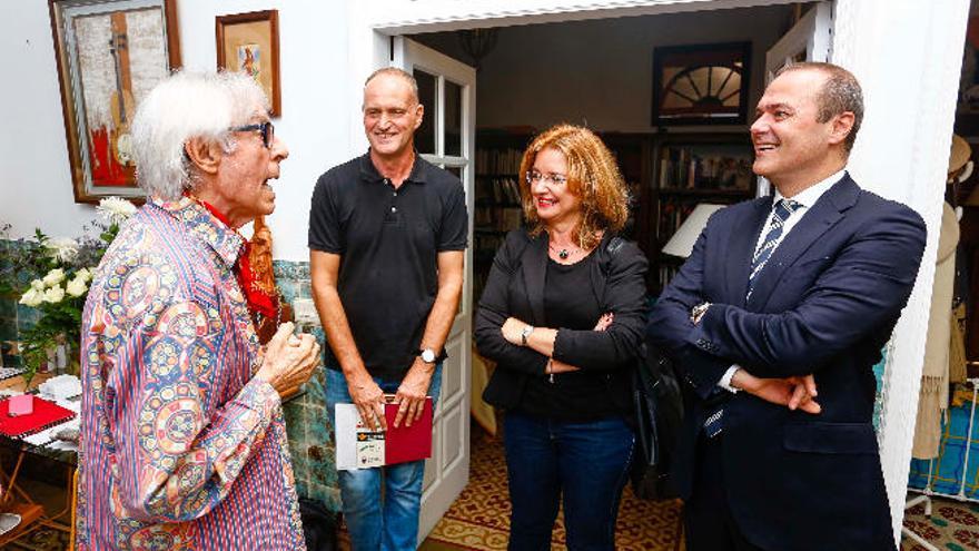 Pepe Dámaso (i), junto a los concejales Millares y Galván, y el alcalde Augusto Hidalgo (d).