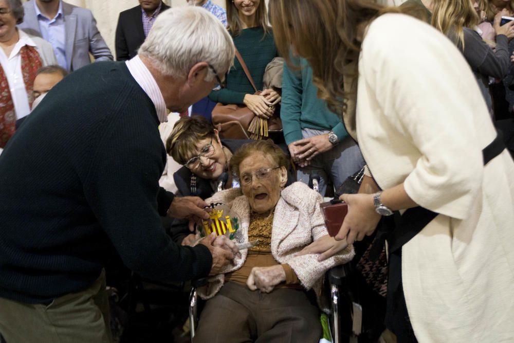 Homenaje a los 25 vecinos centenarios de Valencia