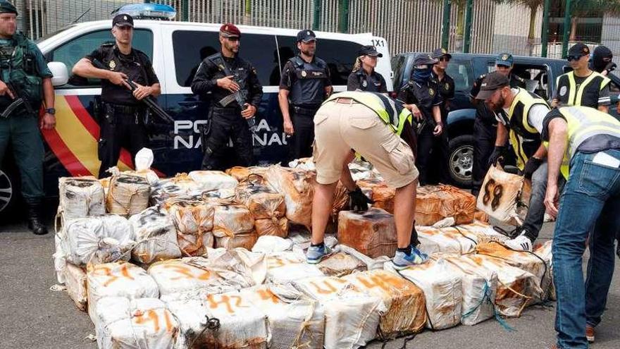 Los 2.700 kilos de cocaína del Titán Tercero para narcotraficantes gallegos, desembarcada en Las Palmas el pasado mes de agosto. // A.M.G.