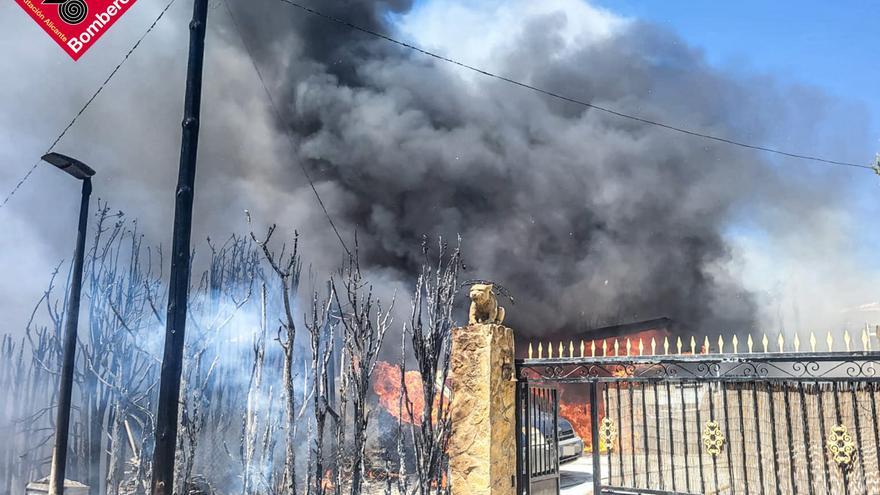 Fuerte incendio en una urbanización de chalés de Xàbia