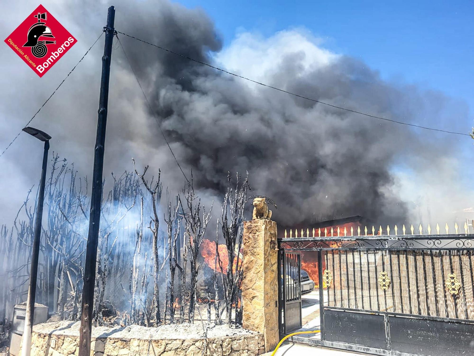 Fuerte incendio en una urbanización de chalés de Xàbia