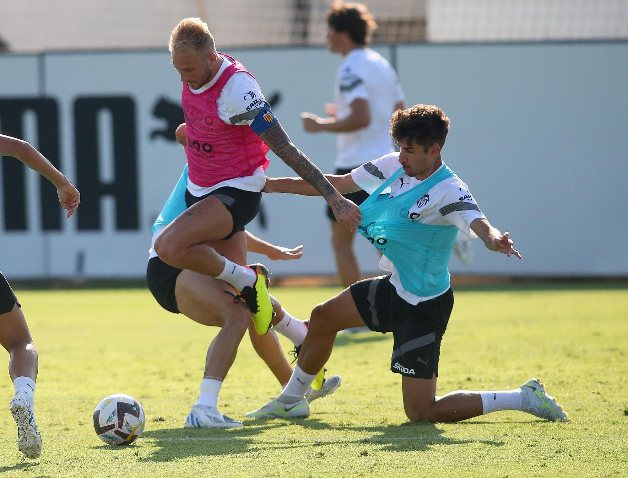 La anécdota de los brazaletes de capitán en el último entrenamiento del Valencia CF