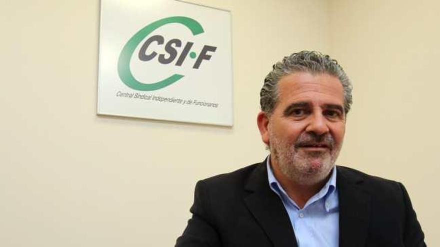 El presidente del CSIF en Málaga, Joaquín Pérez, durante la entrevista en la sede del sindicato.