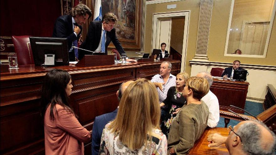 El presidente del Parlamento, Gustavo Matos, charla con los portavoces de los grupos en un receso del pleno.