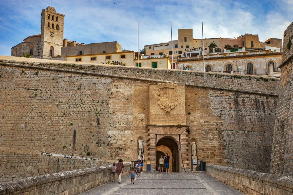 Portal de ses Taules, que da acceso al casco antiguo de Dalt Vila.