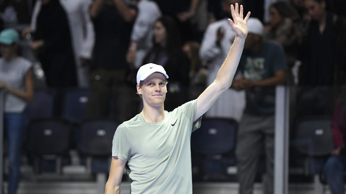 Sinner saluda al público