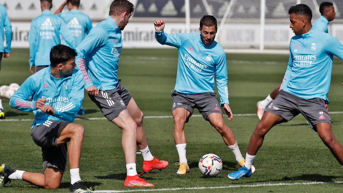 Hazard, en un entrenamiento con sus compañeros esta semana