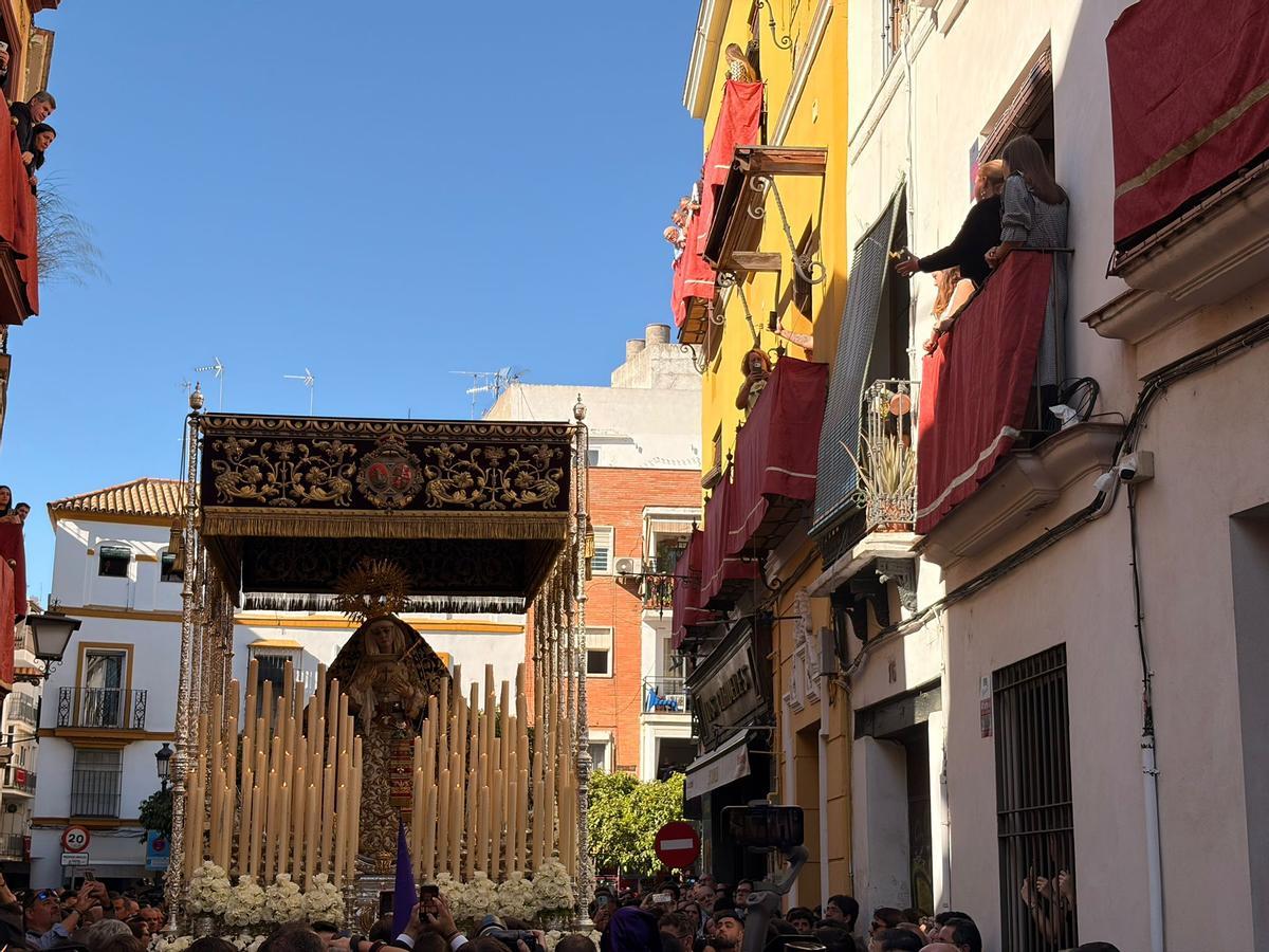 Los balcones se convierten en lugares privilegiados durante la Semana Santa en Sevilla.