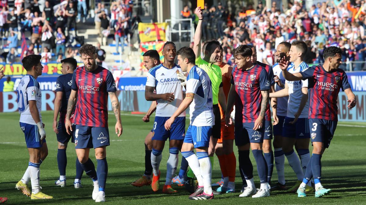 Zapater, cabizbajo tras ser expulsado por López Toca en El Alcoraz.